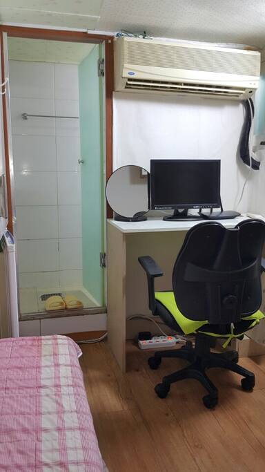 미니 원룸입니다. 에어컨, TV, 책상, 의자, 욕실입구
It is a mini studio. Air conditioning, TV, desk, chair, entrance to bathroom