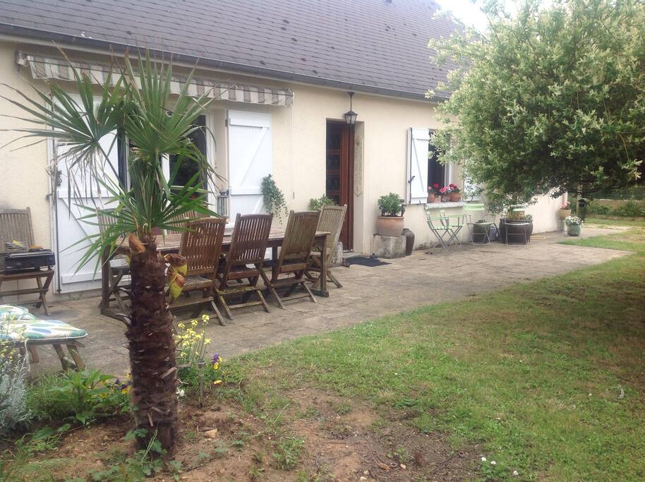 Confortable terrasse entièrement dallée donnant sur le jardin exposé plein sud. Un store couvre la totalité de la terrasse qui dispose d'un salon de jardin.