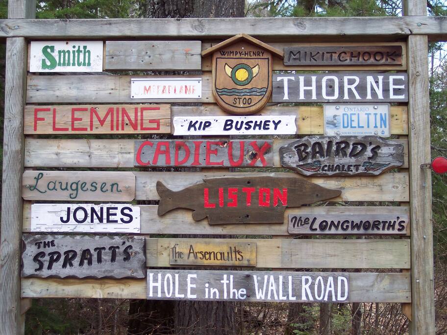 Signboard at top of Hole in Wall Road