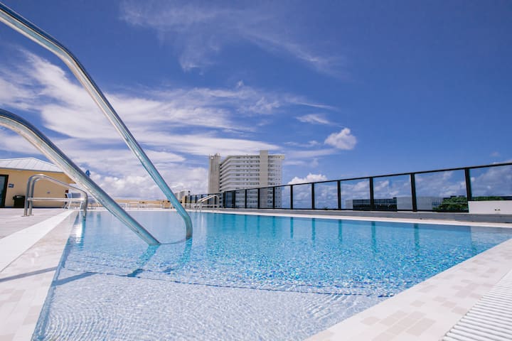 3 Bedroom Apartment, Roof Top Pool, Walk to Beach!