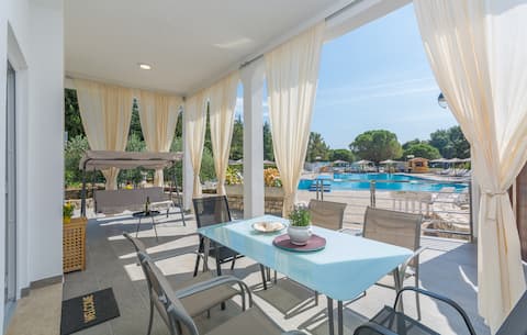 Top Airbnb: 4-Person Apartment with Pool & Terrace Katoro Umag in Katoro
