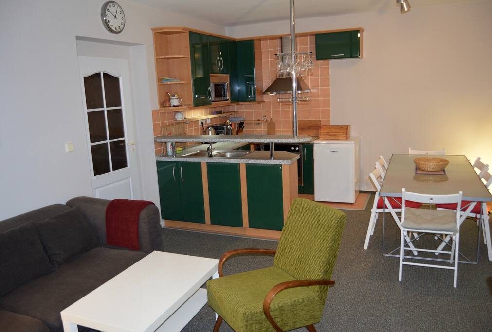 Kuchyňský a jídelní kout / Kitchen and dining area
