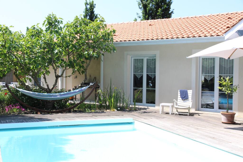 l'ouverture des chambres sur piscine et forêt.