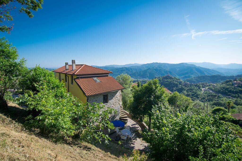 Villa Bella Vista von hinten mit Blick auf das Tal