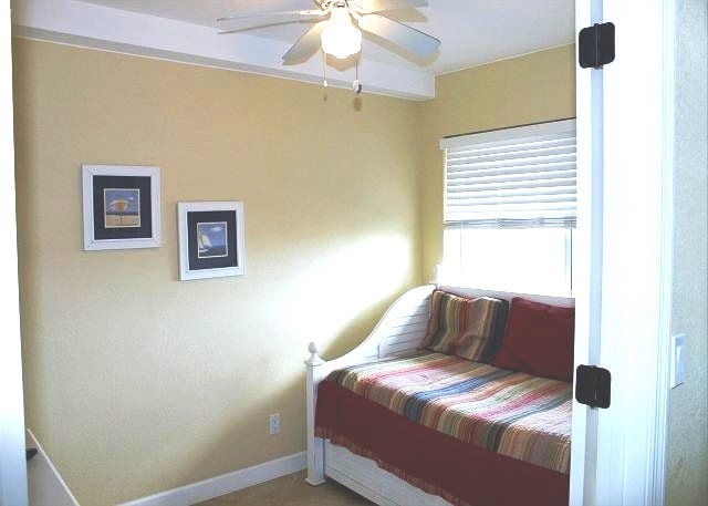 Den con TV y cama nido