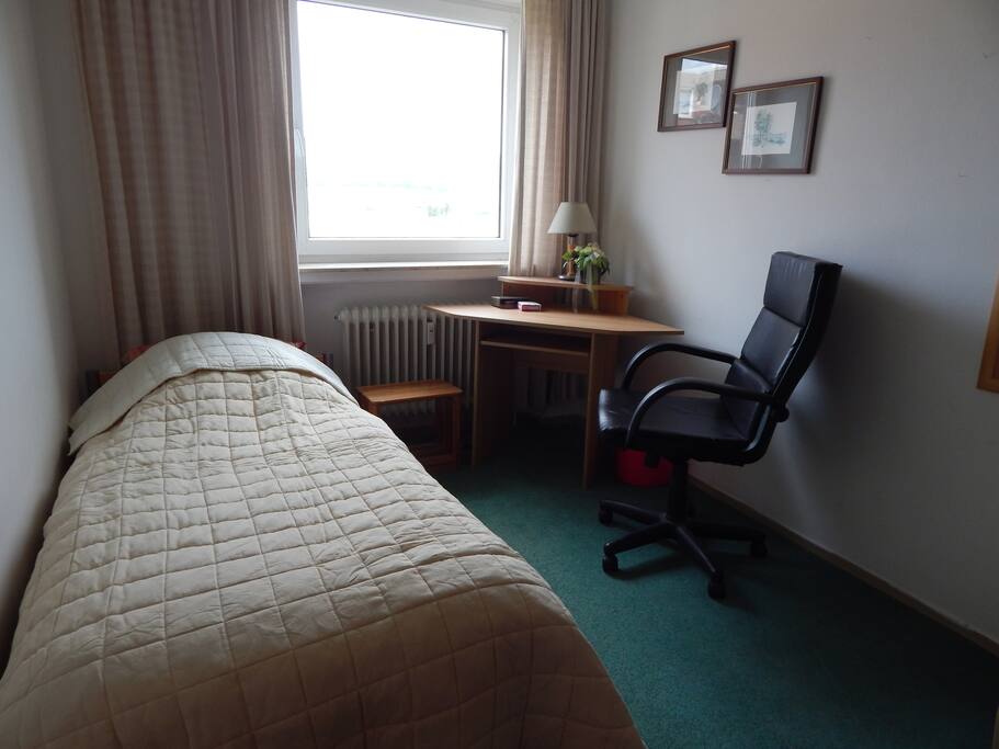 Schlafzimmer mit Einzelbett mit tollen Weitblick