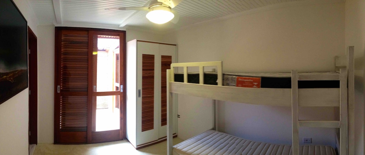 4号套房配有双层床，双层床下有一张额外的单人床、分体式空调和吊扇。