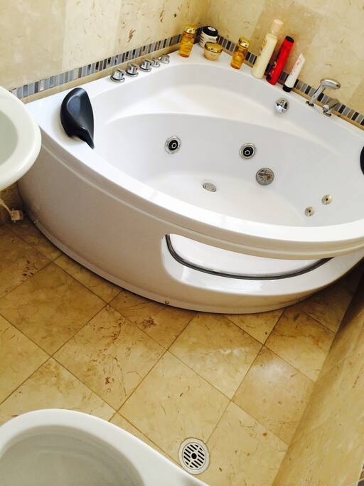salle de bain avec balnéo