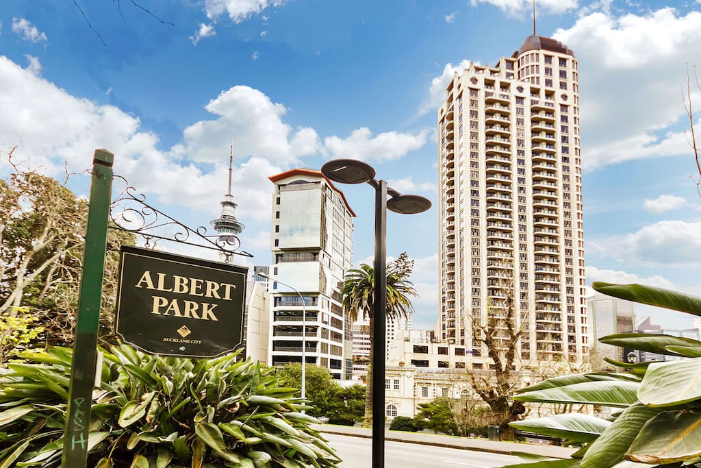 Located on the 35th floor of the iconic Metropolis Tower in the CBD