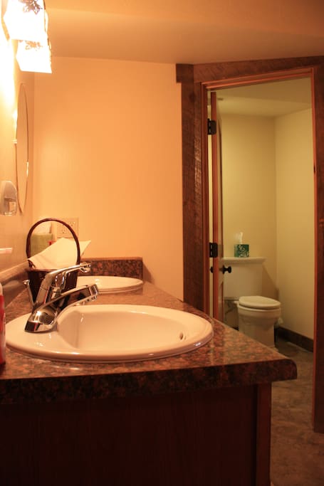 Private bathroom off the Goos Egg room.