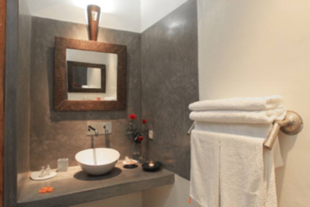 SUITE MENARA: baño privado (con ducha)