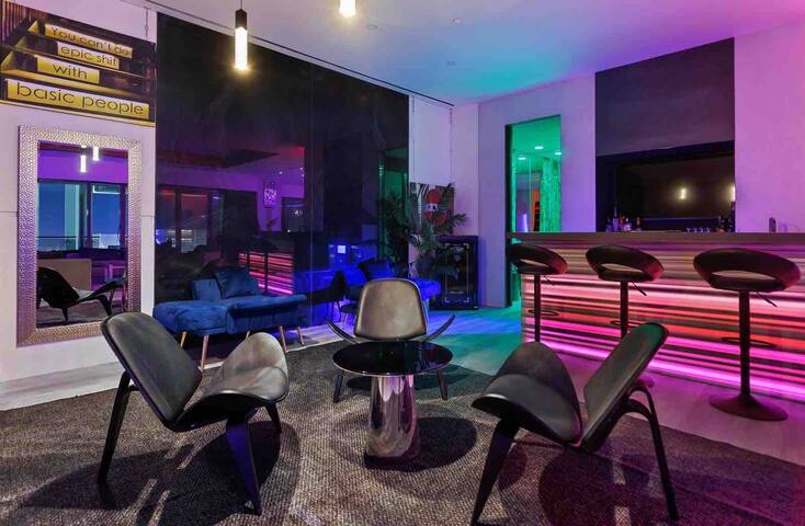 Ultimate Luxury 4,000 sq ft Penthouse Palms Place gallery image 5