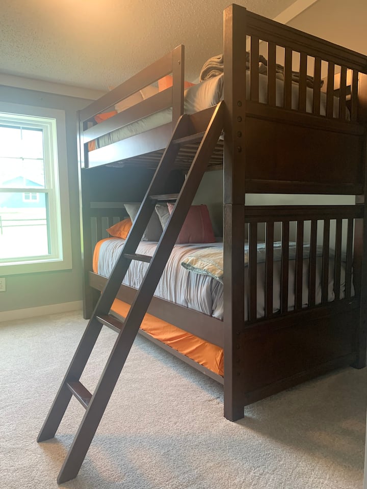 Krevet na kat s pomoćnim krevetom