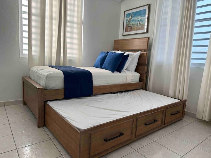 Deuxième chambre avec 2 lits simples : idéale pour les enfants ou les amis