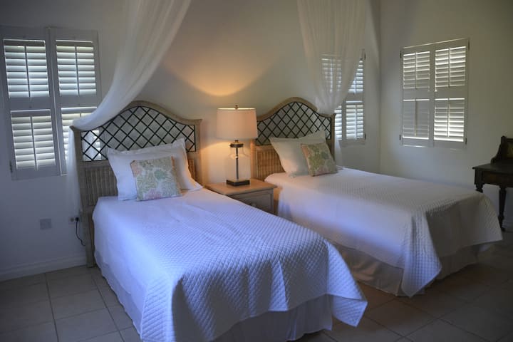 Dormitorio de invitados en la planta superior con configuración de cama como dos camas individuales