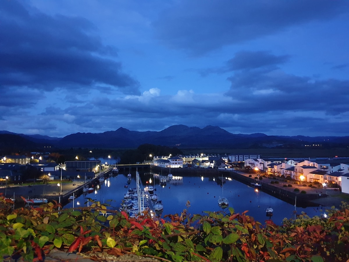 Porthmadog Harbour Town High Street apartment. Apartments for Rent