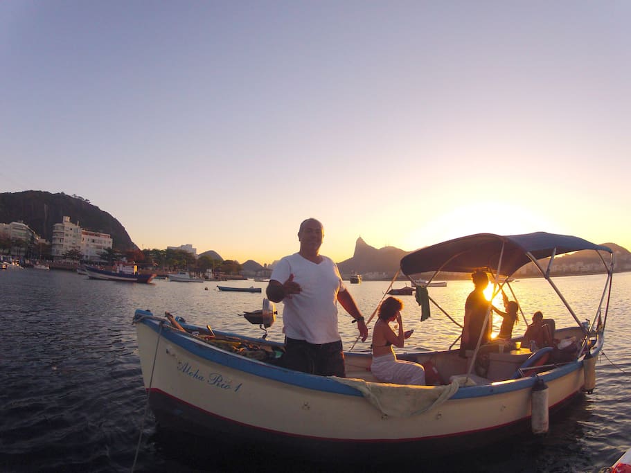 Rodolpho e turistas na baleeira