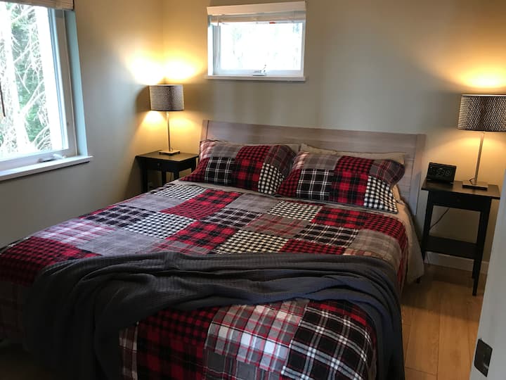 Dormitorio en la planta superior con cama tamaño king.