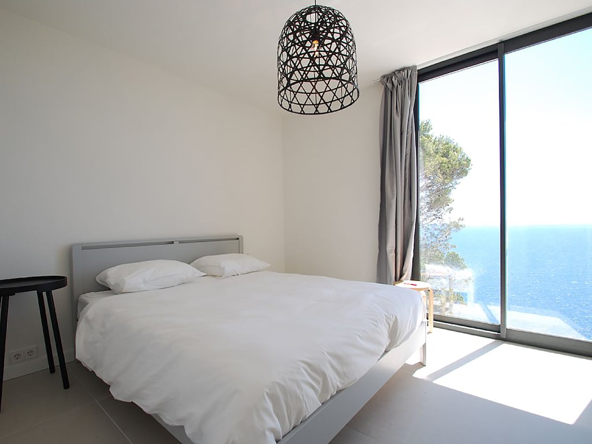 
todas las habitaciones tienen vistas panorámicas al mar