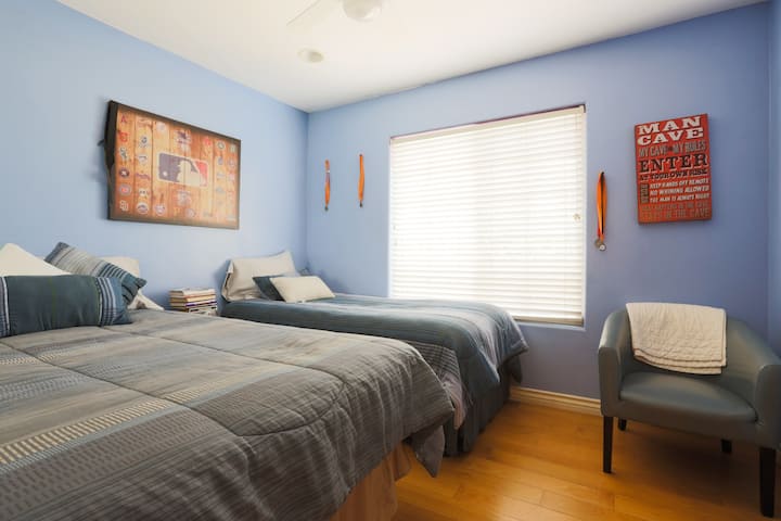 Dormitorio n.º4 en el segundo piso con cama completa y cama doble.