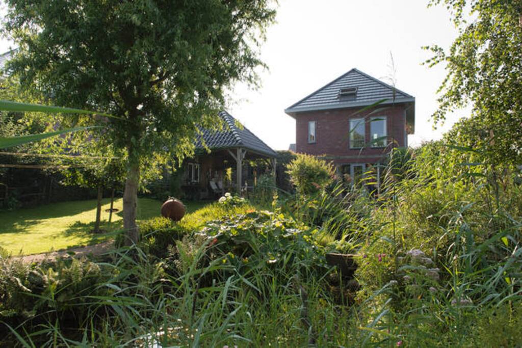 Wij vinden het prettig om ons huis te delen met anderen.
We are glad to share with people from our house