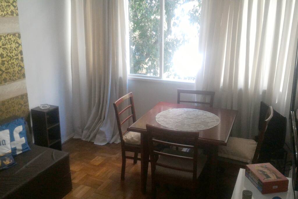 Sala - Mesa e Sofá-cama de casal