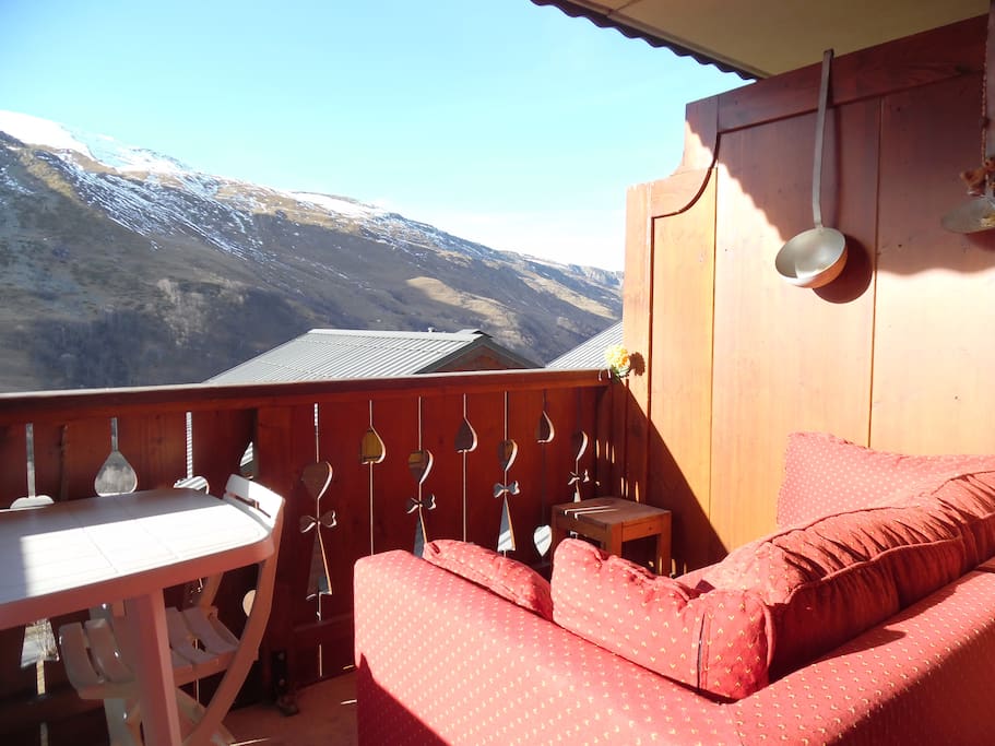 Le balcon avec canapé pour admirer la vue.