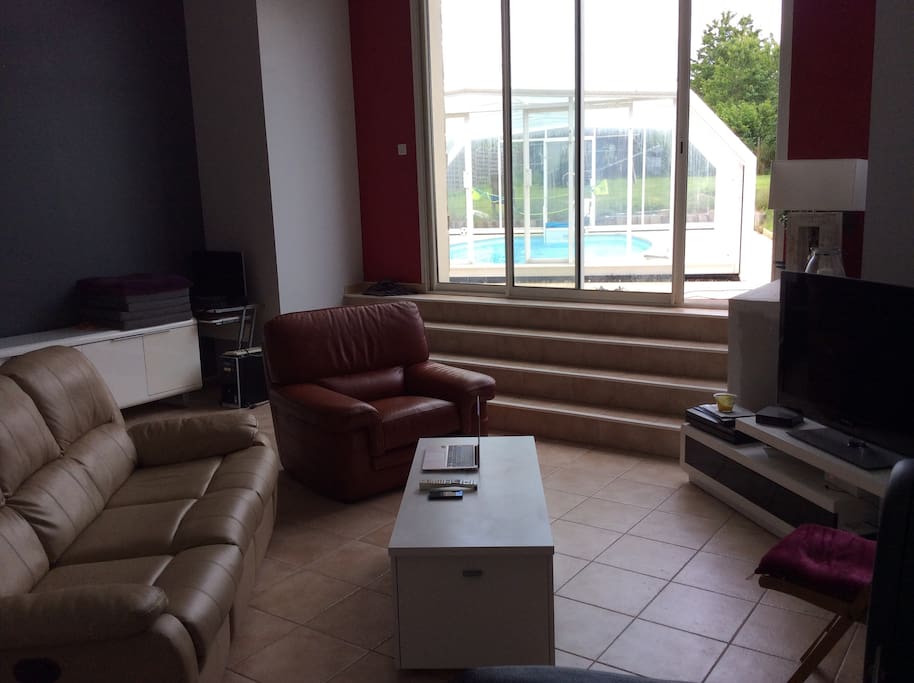 Salon avec accès direct à la piscine