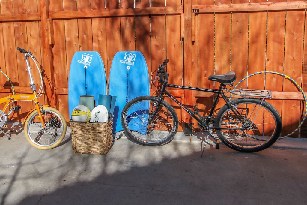 2 bikes, boogie boards, hula hoops, frisbees and yoga mats for your pleasure :)