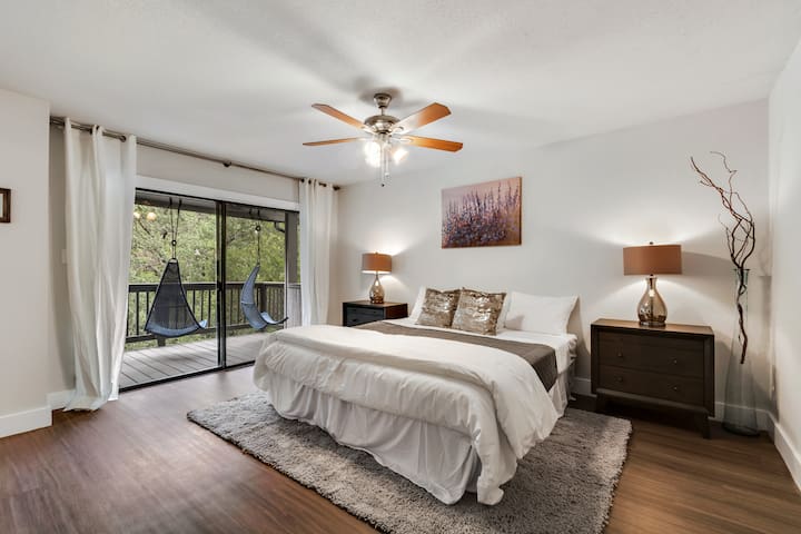 3bdrm, 2 bath, Creek, Tree’s-Nature-Fenced Yard.