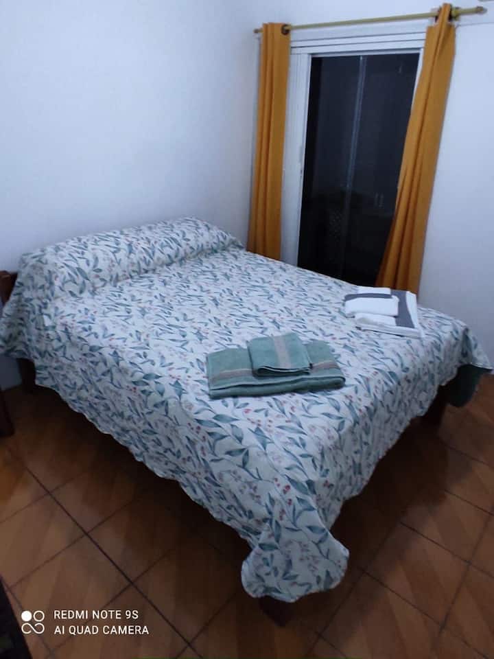 Soba s bračnim krevetom.