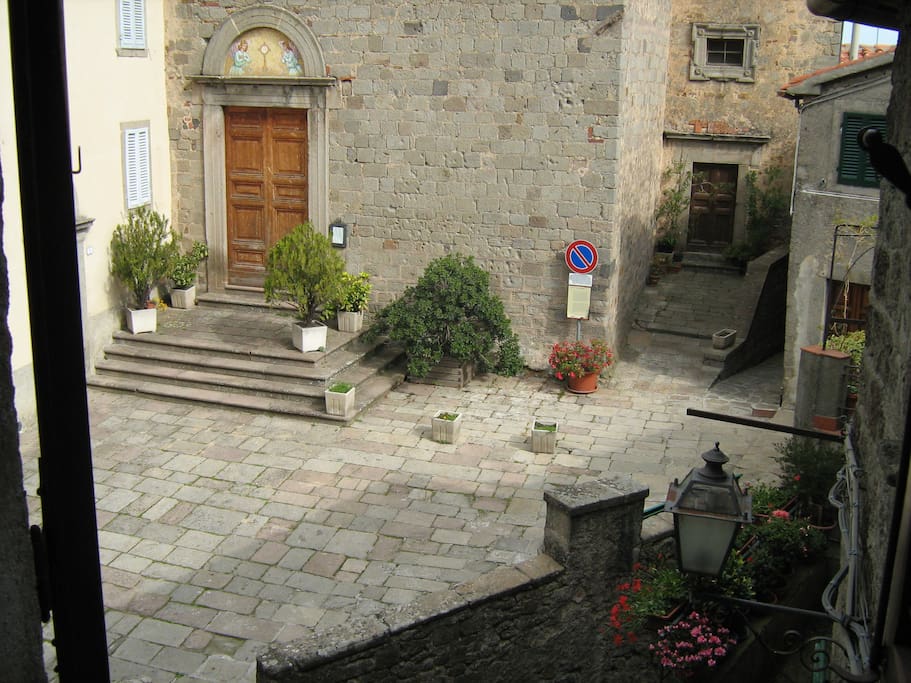 Affaccio da una delle finestre del soggiorno. Piazzetta della Chiesa