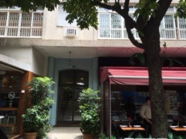 2 qts na Rua Dias Ferreira, no Leblon. Um bom apt. gallery image 2