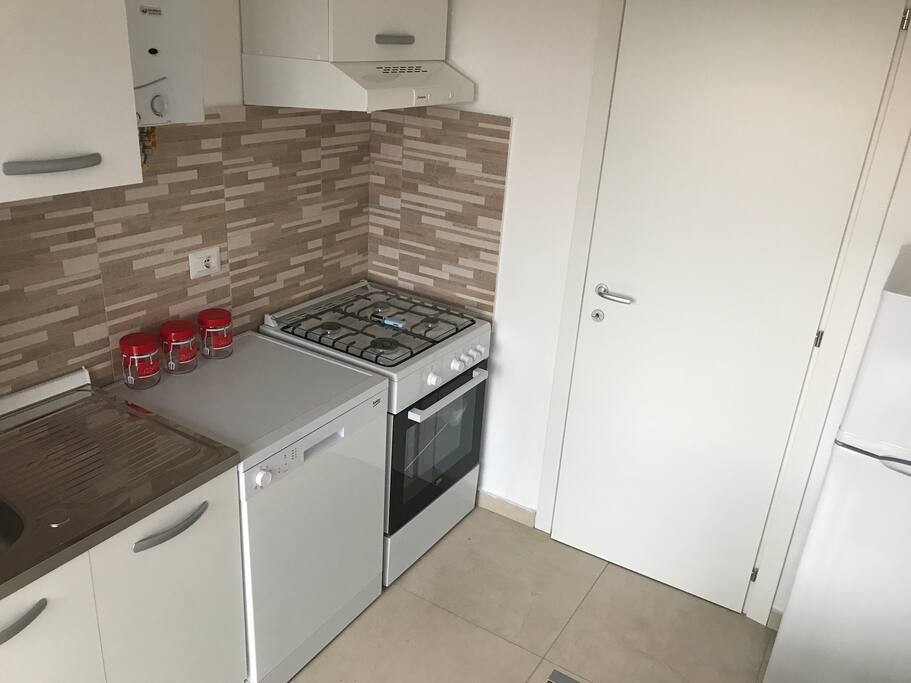 Cucina nuova con lavastoviglie