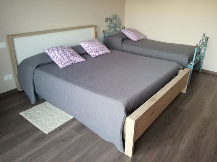 mənzildə tək çarpayılı əsas yataq otağı