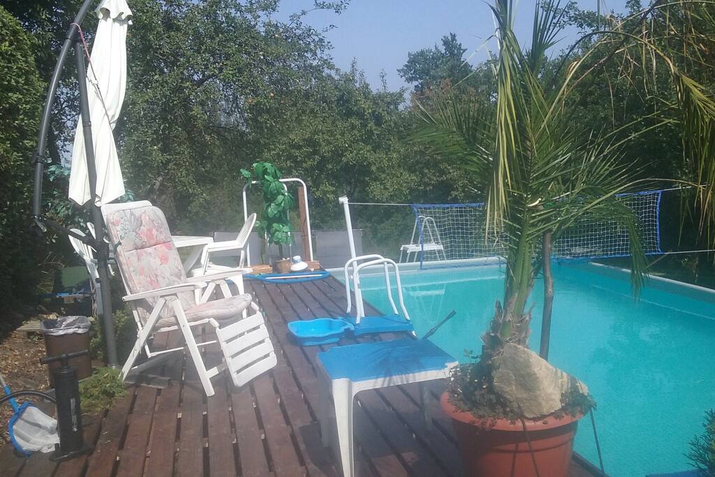 bazén v létě