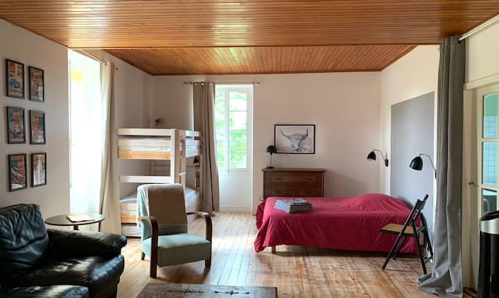 Chambre 2 à l'étage ( lit superposé + 1lit de 140cm)