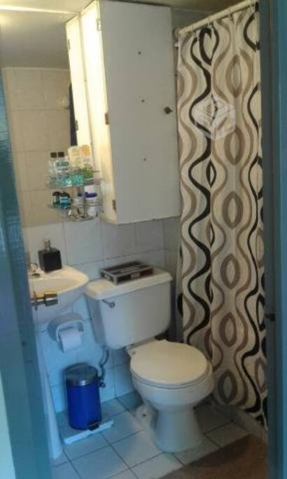 baño con agua caliente y papel higenico.