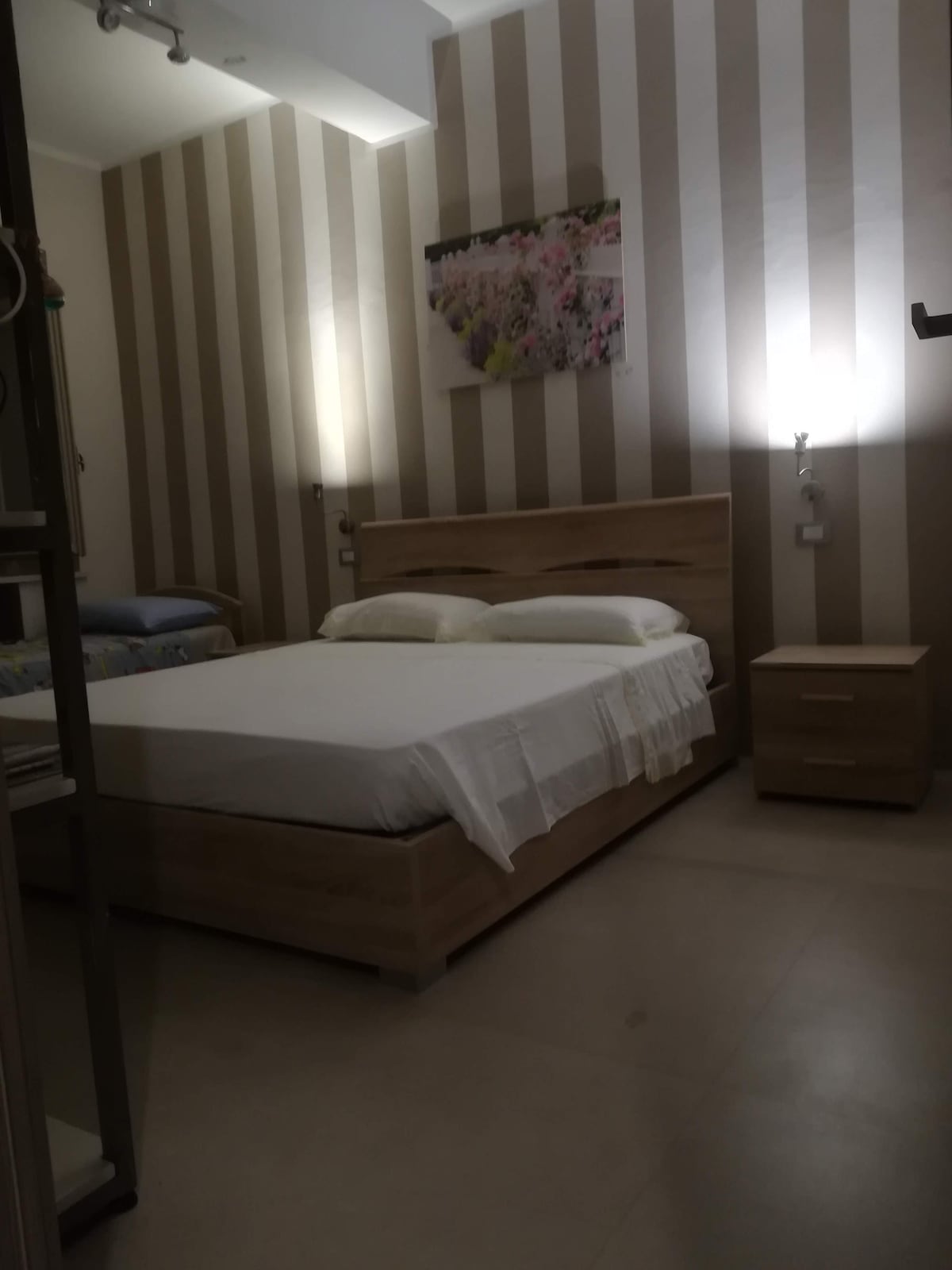 Двойна спалня с 1 двойно легло и 1 единично легло.