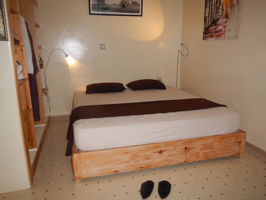 La chambre avec un grand lit double