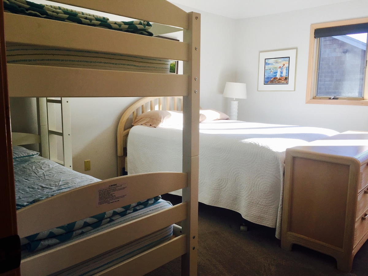 Slaapkamer 2, queensize bed en stapelbed