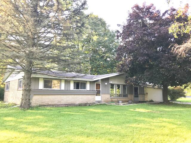 The Paddle Inn - House w 5 acres on the Mke River