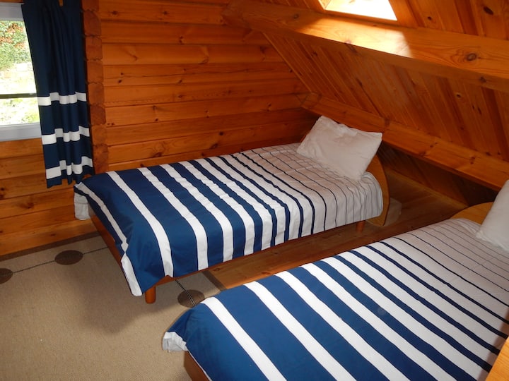 2 единечни кревета широки 90 см за оваа спална соба на горниот кат 
Прозорец на таванот и фронтон