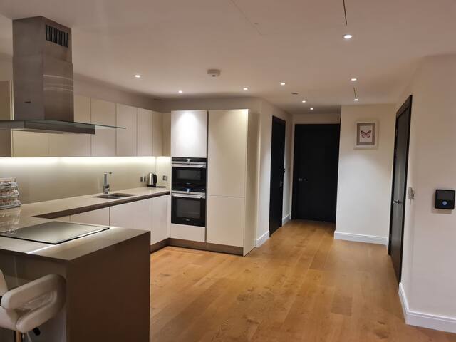 Chelsea Luxury 3 Bed Apartment gallery image 2