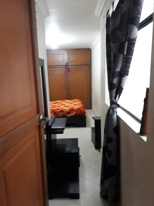 Habitación principal con baño privado y closet