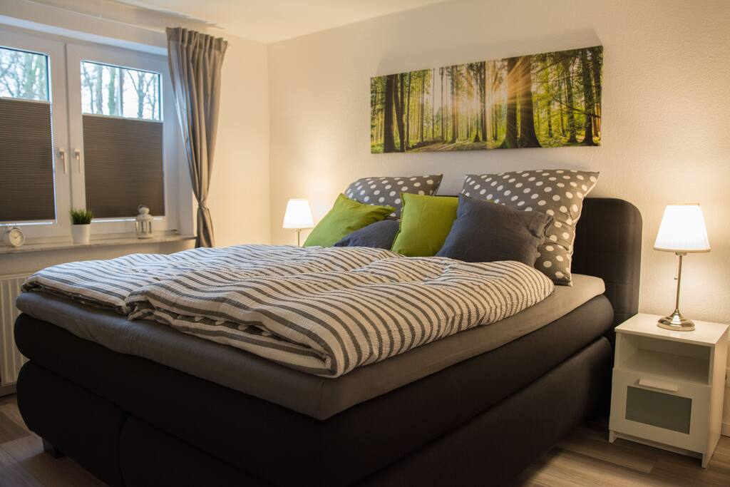 Schlafzimmer mit 1,80m Boxspringbett