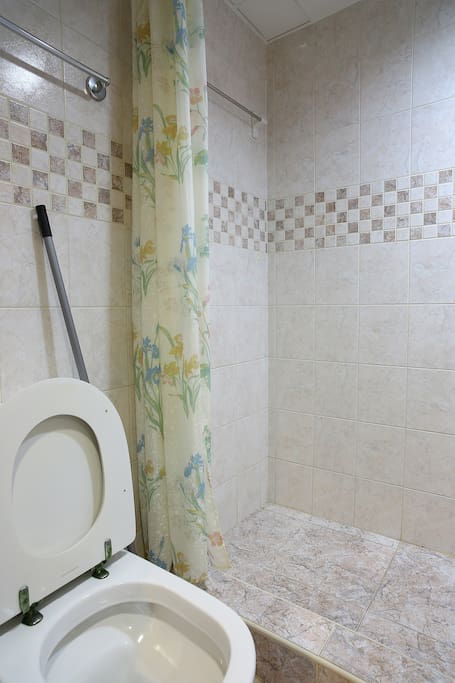 Shared bathroom ( 3 rooms share 2 bathrooms )