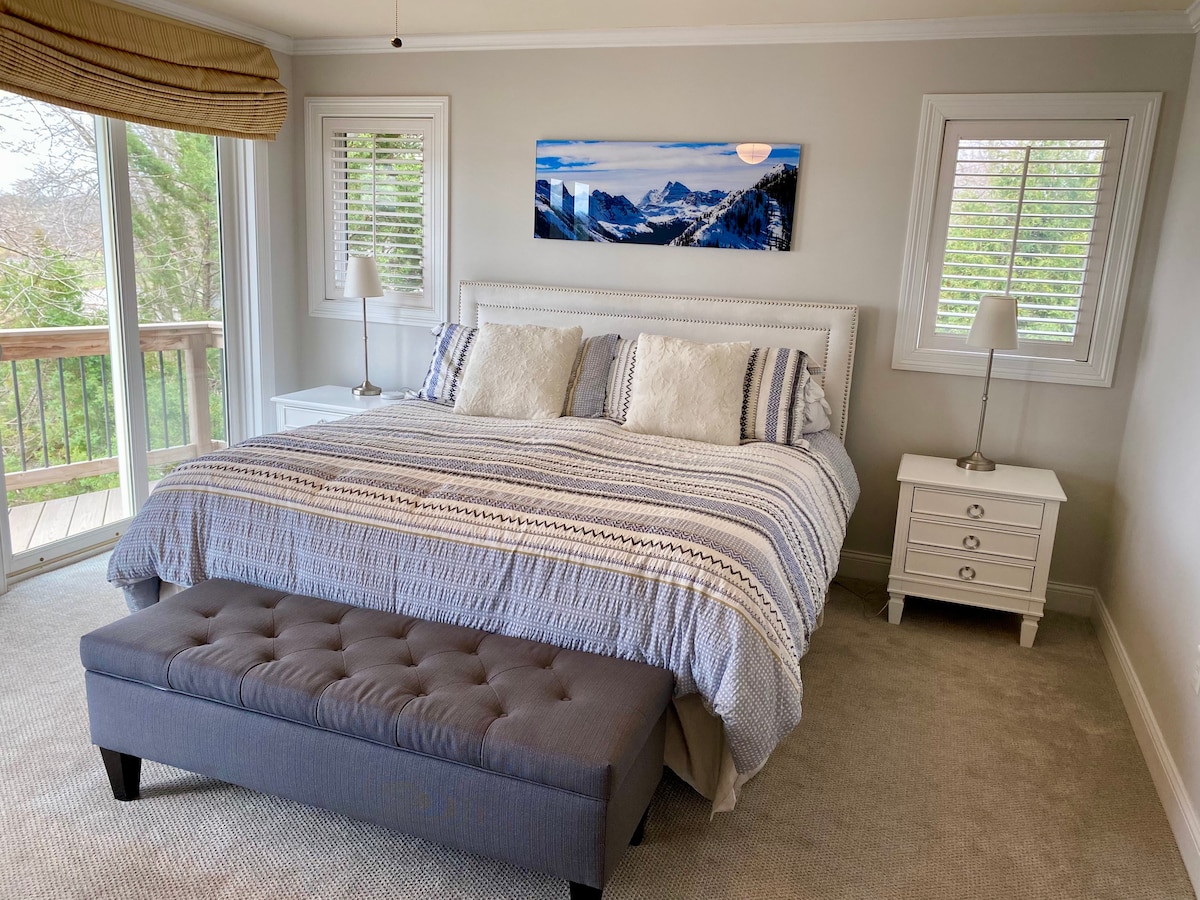 ห้องนอนใหญ่มีวิวทะเลสาบเต็มรูปแบบและเชื่อมต่อกับห้องน้ำเต็มรูปแบบ