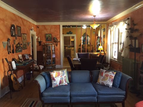 Top performing Airbnb: Charming and Eclectic 1925 Bungalow in Vollintine Evergreen