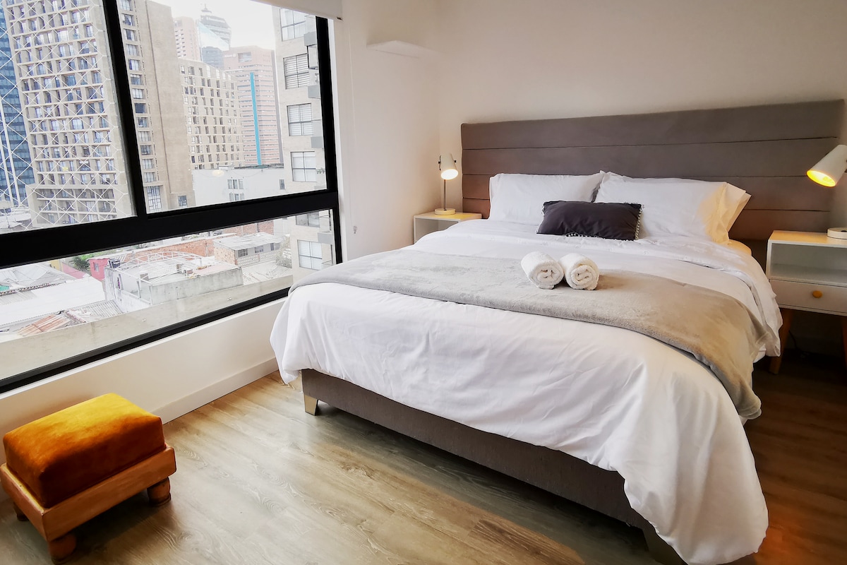 การพักผ่อนและความเงียบสงบเตียงควีนไซส์หมอนเมมโมรี่โฟมที่สดชื่นผ้าปูที่นอนใหม่